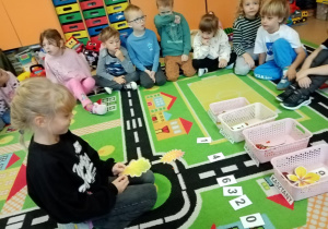 Dziewczynka określa, z którego drzewa pochodzą dane liście i łączy je z odpowiednimi darami jesieni z parku
