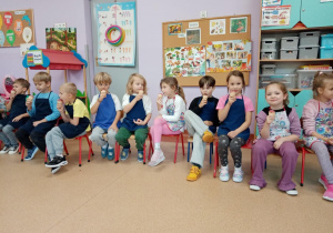 Dzieci jedzą lody wykonane podczas warsztatów