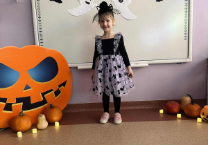 Dziewczynka w kostiumie "Wilkołaka"