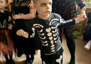 Chłopiec tańczy na Balu