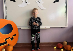 Chłopiec w kostiumie "Pająka"