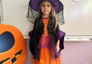 Dziewczynka w kostiumie "Czarownicy"