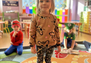 Dziewczynka w sweterku z leopardem