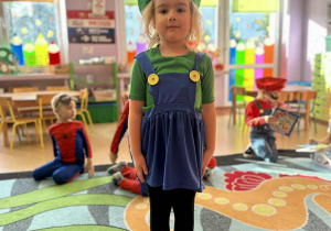 Dziewczynka w kostiumie Luigi