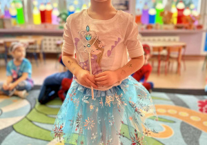 Dziewczynka jako Elsa z "Krainy Lodu"