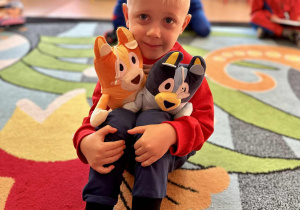 Chłopiec z pluszakami Bluey i Bingo