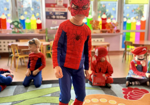 Chłopiec w kostiumie Spidermana