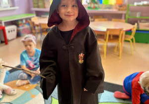 Chłopiec w kostiumie Harrego Pottera