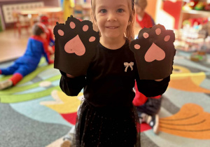 Dziewczynka w przebraniu kotka