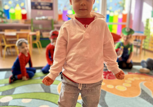 Chłopiec w przebraniu jako jeden członek z Saja Boys