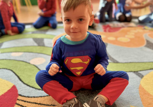 Chłopiec w kostiumie Supermana