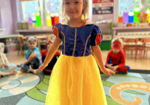 Dziewczynka w kostiumie Królewny Śnieżki