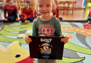 Dziewczynka z książeczką "Bluey"