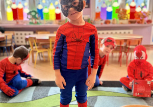 Chłopiec w kostiumie Spidermana