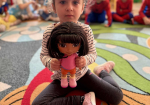 Dziewczynka z lalką "Dorą"
