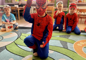 Chłopiec w kostiumie Spidermana