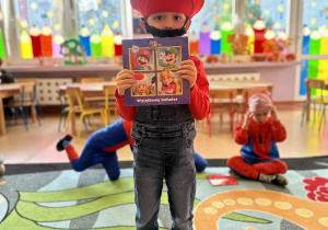 Chłopiec w kostiumie Mario