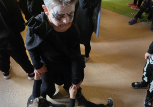 Chłopiec zaprasza do wspólnego tańca kolegów