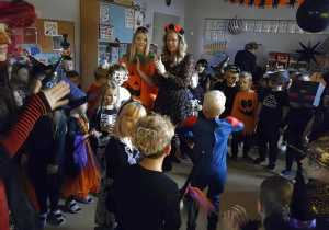 Dzieci tańczą na balu