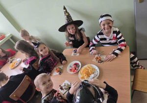 Dzieci zjadają halloweenowe przekąski