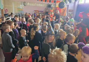 Dzieci tańczą na Balu Halloween