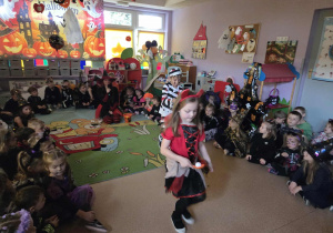 Dzieci chodzą z jajkiem umieszczonym ma łyżeczce