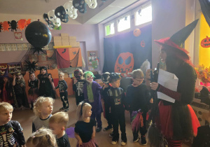 Dzieci tańczą - naśladują ruchy prowadzącej