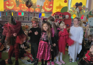 Dzieci czekają na kolejną konkurencję Halloween
