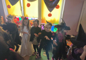 Dziewczynki improwizują ruchem "Straszny taniec"