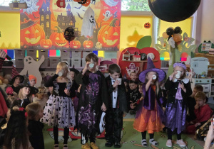 Dzieci piją z kubeczków sok z cytryny