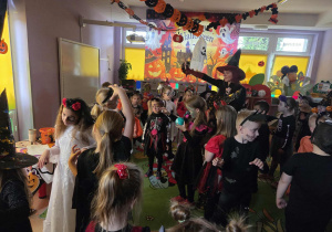 Dzieci tańczą na balu