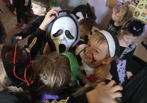 Dzieci chętnie wspólnie bawią się na balu