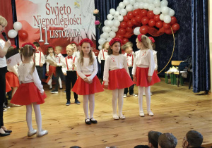 Dziewczynki szykują się do recytacji wiersza Elżbiety Krystek-Jones "Polska"