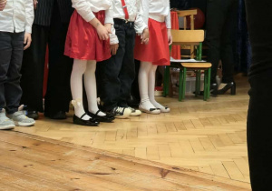 Przedstawiciele grupy wraz z wychowawczyniami czekają na werdykt jury