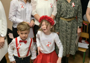 Przedstawiciele grupy wraz z wychowawczyniami i panią dyrektor odbierają nagrody za udział w przeglądzie