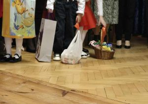 Przedstawiciele grupy wraz z wychowawczyniami i panią dyrektor odbierają nagrody za udział w przeglądzie