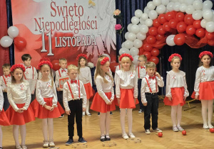 Dzieci wykonują na scenie piosenkę "Jaki piękny kraj"