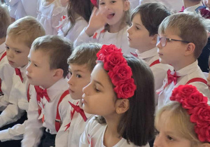 Pszczółki w skupieniu oglądają występy dzieci z innych przedszkoli