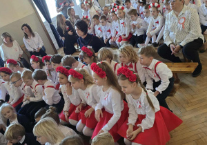 Dzieci zajmują miejsca na widowni oczekując na rozpoczęcie przeglądu