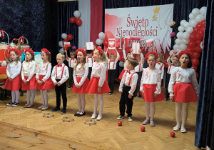 Dzieci wykonują na scenie piosenkę "Jaki piekny kraj"