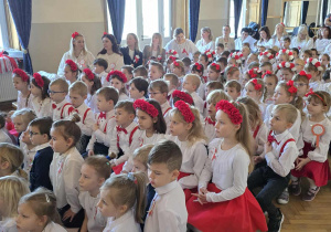 Pszczółki w skupieniu oglądają występy dzieci z innych przedszkoli