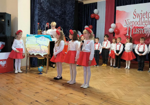 3 dziewczynki recytują wiersz pt. "Polska", 1 pokazuje na mapie miejsca, o których jest mowa w wierszu