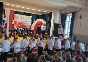 Dzieci dziękują sobie wzajemnie po skończonym polonezie