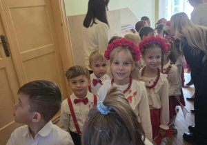 Dzieci ustawione w parach zaczynają poloneza