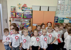 Dzieci pozują do zdjęcia