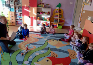 Dzieci słuchają prelekcji na temat ceramiki