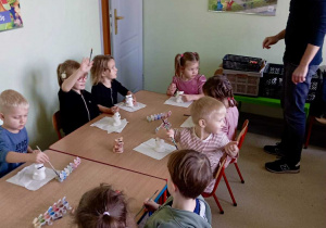 Dzieci własnoręcznie malują