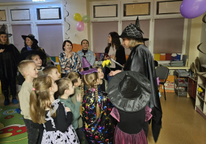 Dzieci losują z andrzejkowego worka przedmiot - atrybut przyszłego zawodu