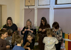 Chętne mamy biorą udział w wróżbie polegającej na rozwiązywaniu supłów, ta która zrobi to najszybciej będzie w najbliższym roku pozbawiona problemów i trosk