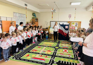 Pani dyrektor uroczyście rozpoczyna apel z okazji Dnia Odzyskania Niepodległości